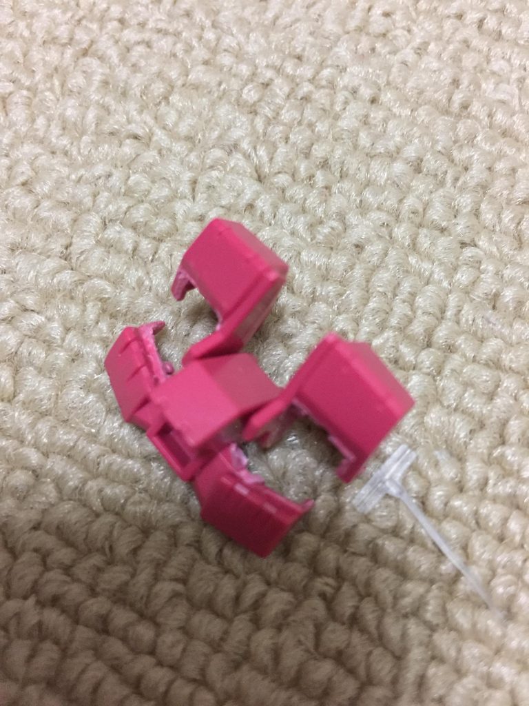 胸部装甲のギミックは、キットの可動パーツに一度切り離したパーツを接着することで装甲の展開を再現しました。