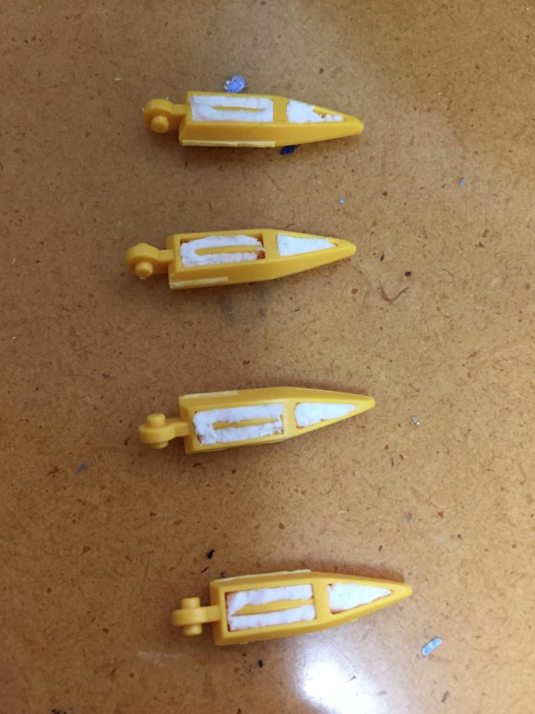 爪の中身は紙粘土で軽量化