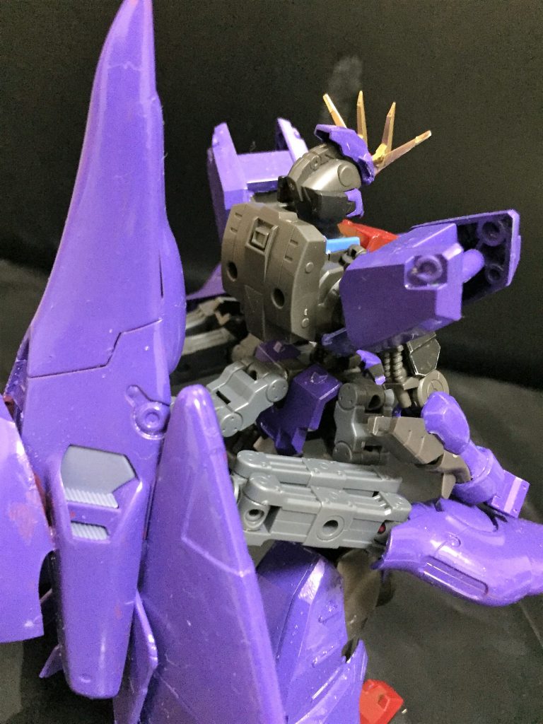 重いアーマーの接続はすべて下半身に集約してます。
上半身に付けてしまうと重量で腰がもげます。