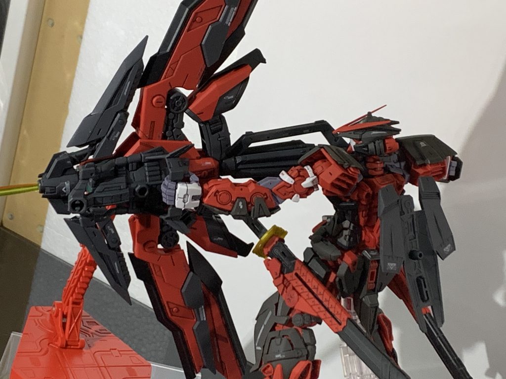 両手持ちしてます。