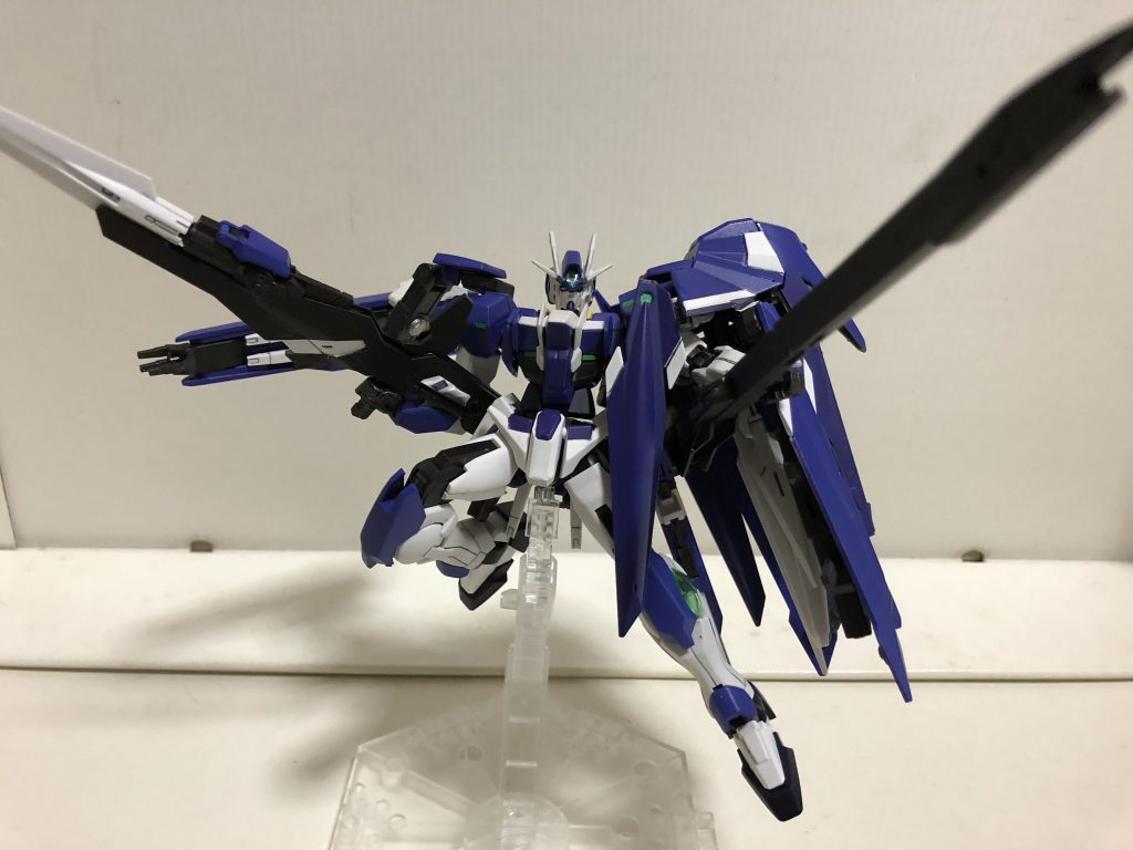 ロングライフルは結構無理やり気味に突っ込んだので可動範囲はわりと狭い…