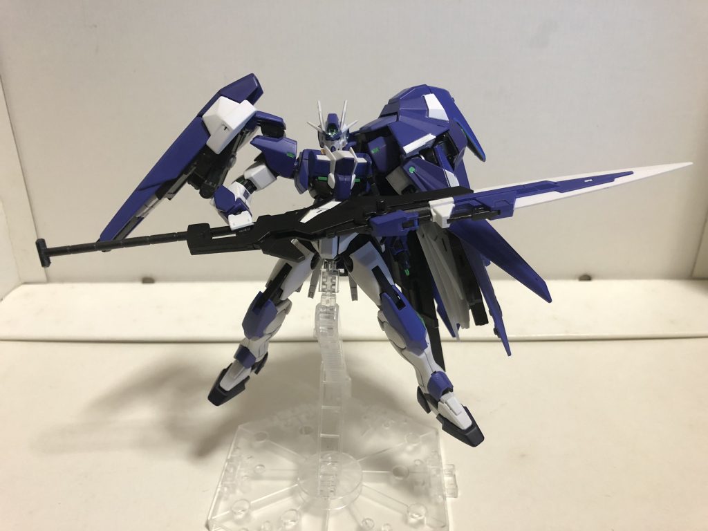 ・GNソードランス・ロングモード ソードランスの刀身をロングソードのものに換装した状態。 刀身の強化により大出力での射撃が可能になり、 格闘戦の威力も向上する。 ブレードの射出も可能で、質量が増えるため通常の3倍以上の 破壊力を発揮するが、当然1発限りの切り札でもある。