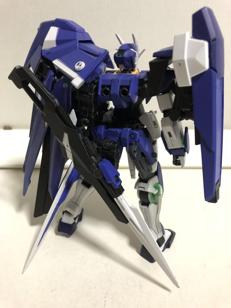 背面。主に腰部分に武装を集中させて、あとでなんか背負えるように背中自体はスッキリしてる感じに。頭部も突起物をいろいろ削って落ち着いた感じにしてある。