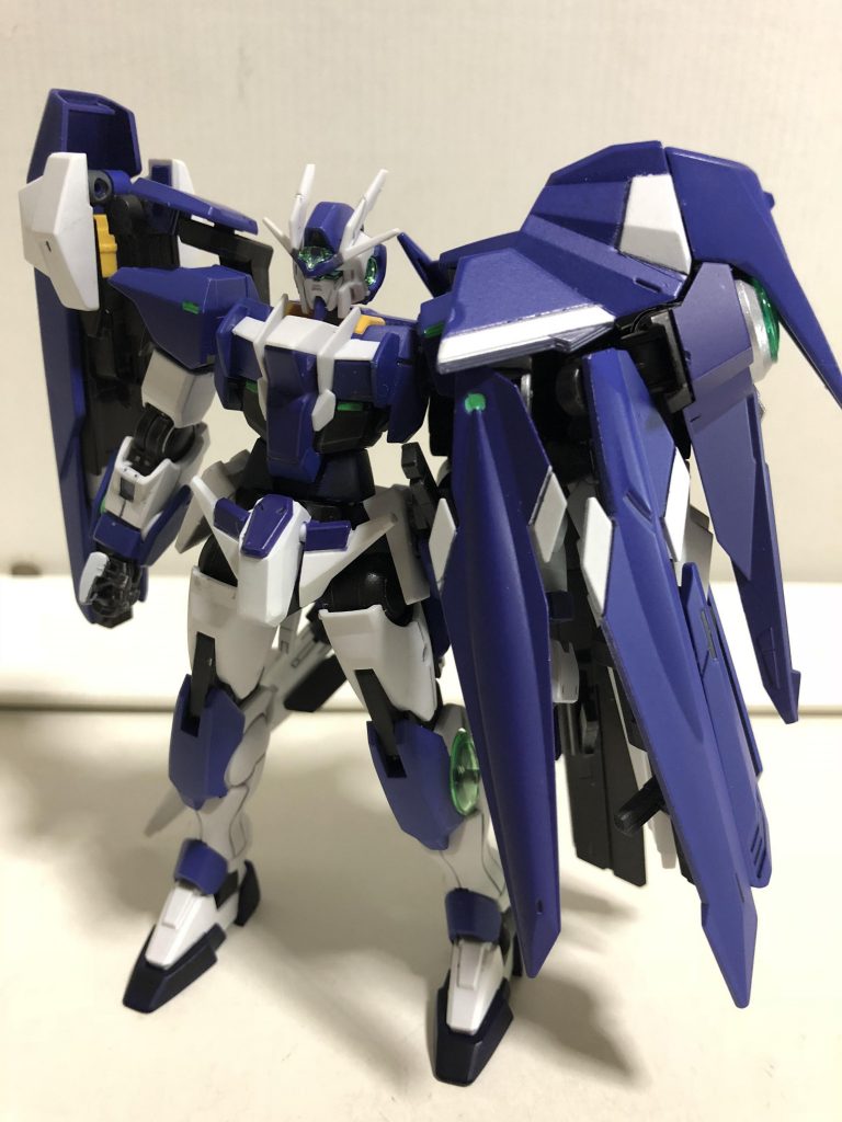 正面図。装備は極力左肩のアーマー内に収めていく形にしてぱっと見では武器は少なめな感じにしている。