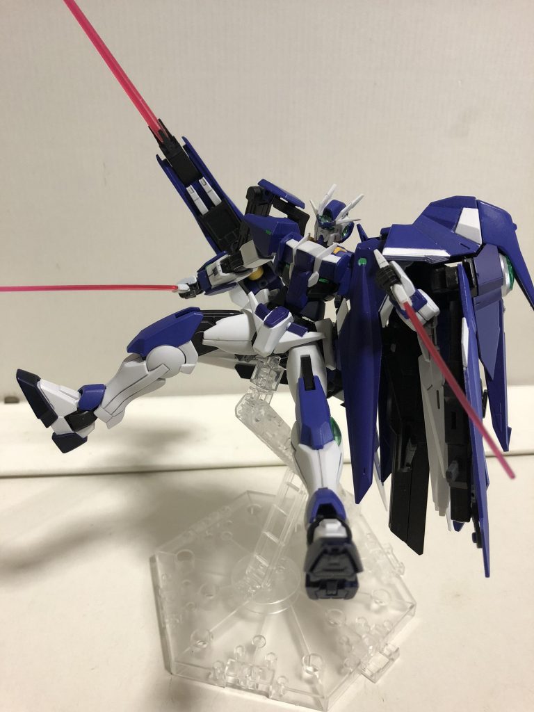 本当はダブルオーのやつそのままでもよかったけど刀身短いビームサーベルが欲しかったので…でもバインダー裏側にも積めるよう改造して計4本と装備数が倍増したので結果オーライ。