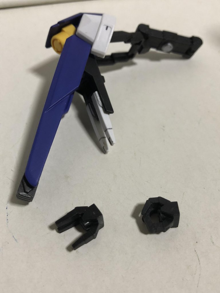 右肩バインダー部分。ぶっちゃけアヴァランチエクシアの脚のアレ。GNクローは通常とは上下逆に取り付けられるよう加工。余った1つは切り貼りして3mm棒程度であればグリップできるように改造。思い付きの試しでやってみたものなのでそこまでこだわらなかった。