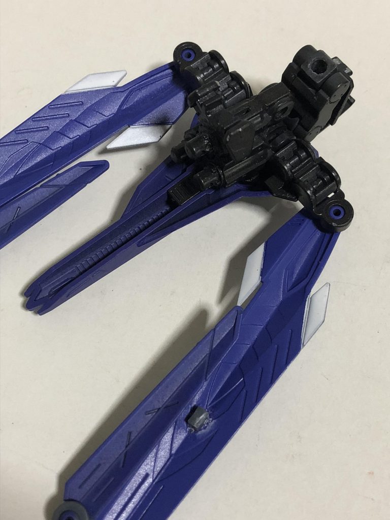 クローク内部ざっくり言えばGNソードⅡの基部を3本束ねてパテで土台作って張り付けてるだけ。GNブレイド用の接続部分は腕への干渉がほぼ無かったからオマケでねじ込んでみたものだったり。あとサブマシンガン接続用の4×2mm(くらいの)棒を雑に張り付けてます。