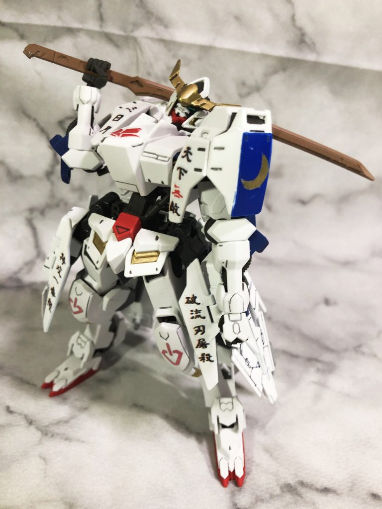 武器?こいつ1本で十分だろ?左肩の三日月マークはシールでなくマスキング&塗装です。