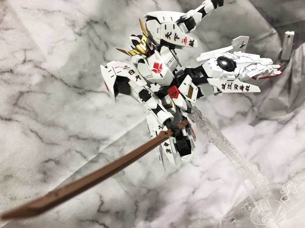 本当はサイドアーマーとか後腰の装甲裏側にバーニアとか積みたかったけど、あんまりジョイントの保持力が強く無く、重量に耐えられないので単なる増加装甲になった。