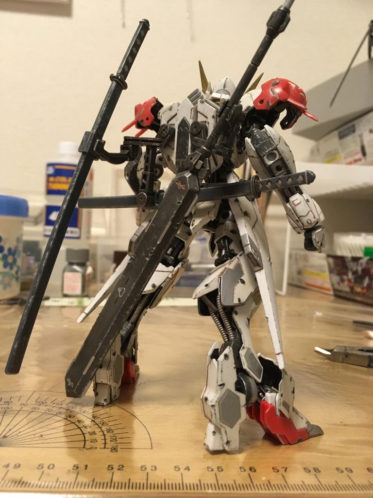 後ろから見ると刀が増えた分ボリュームUPしてます。メイスは斜め掛けに変更しました。