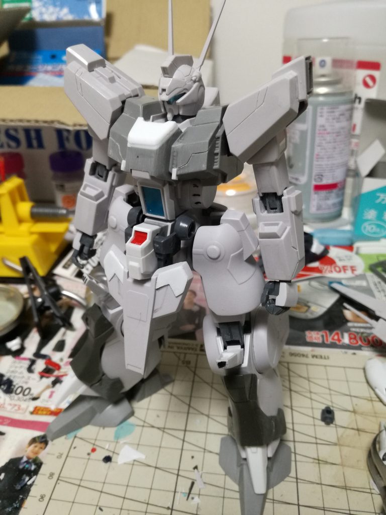 腰回りと足元が寂しく感じたので、ジャンクパーツを使ってそれらしく。フンドシの位置を下げると頭身が上がったような気がしますね。あと、アンテナはダサかったのでカット。