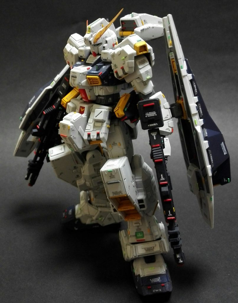 更にビーム･ライフル×2も装備させた状態へ。重心の低いポージングが好みです。