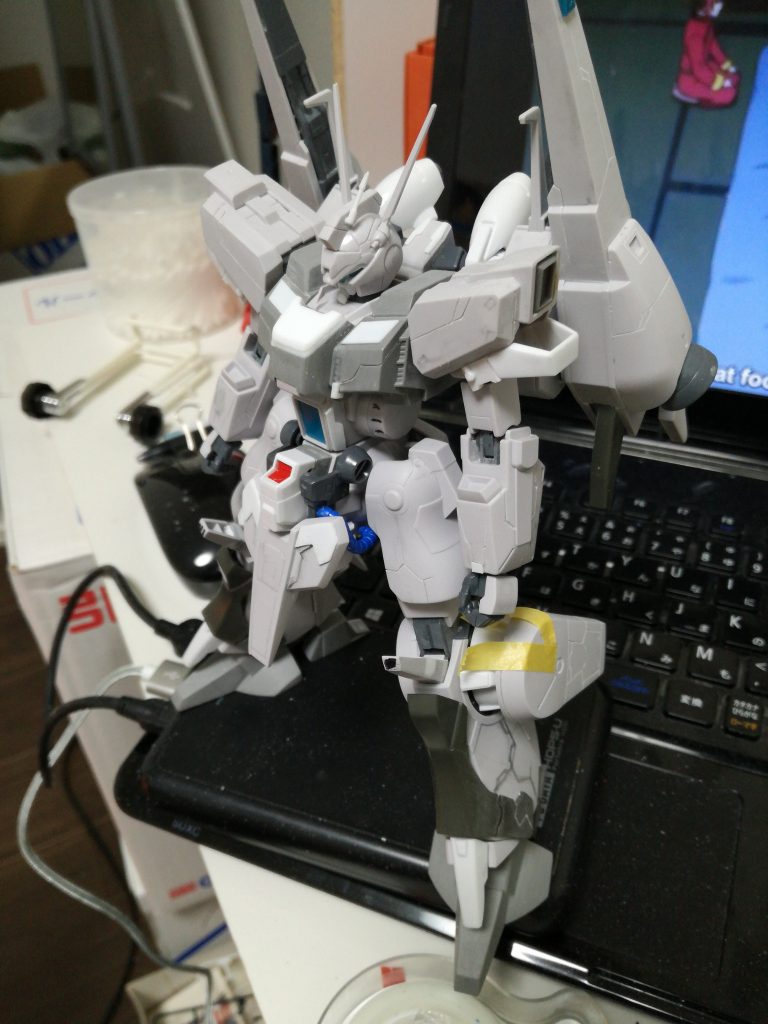 バックパックがスカスカになったので、思い付きでブースター追加。肩アーマーも装甲?追加。各所にスジボリを施して、だいたい工作はこんなかんじです!