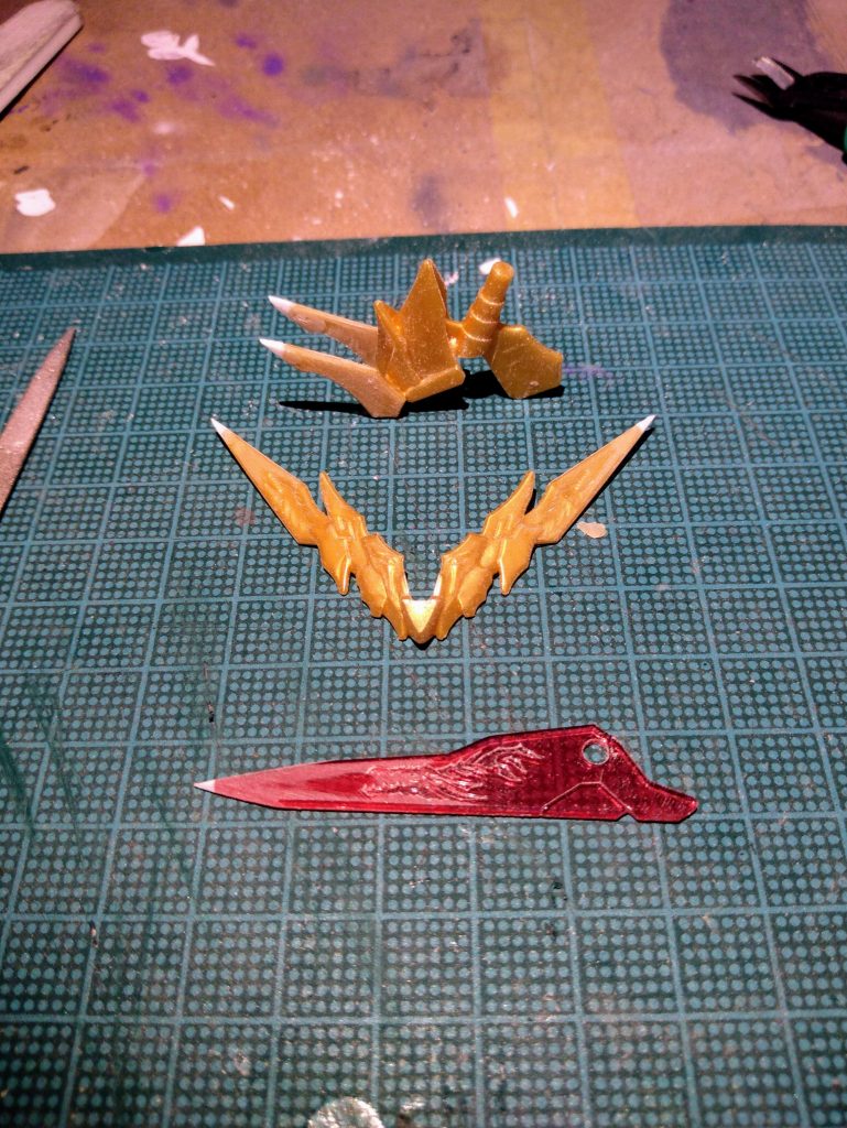 角と武器の先鋭化。プラ板貼って削っただけです。手軽かつ効果大。