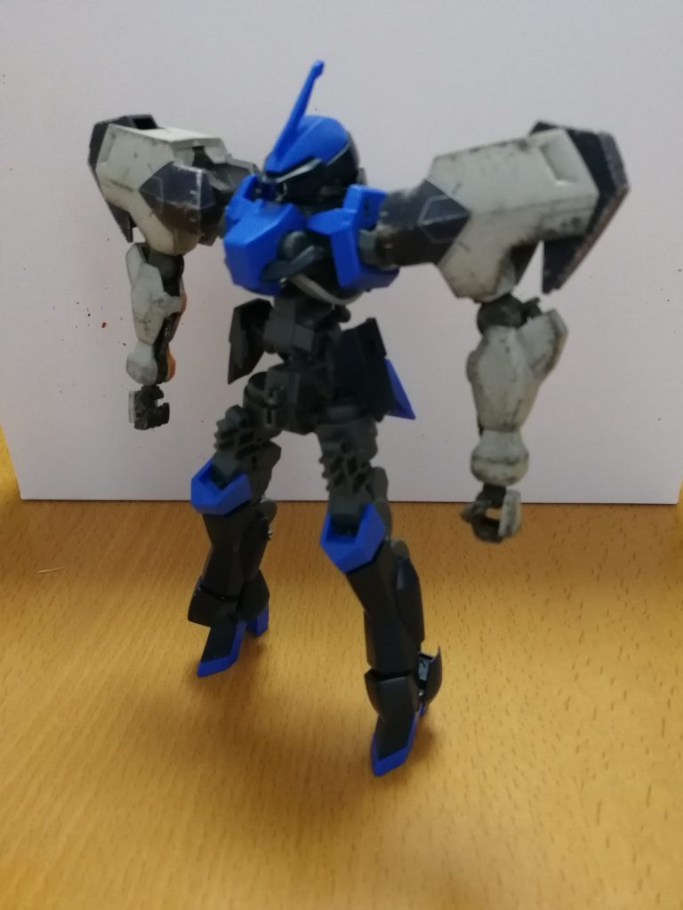 上半身特に腕は一回りでかいイメージなのでいいのないかなとジャンクを漁ってたらユーゴの腕がいい感じに大きかったので採用