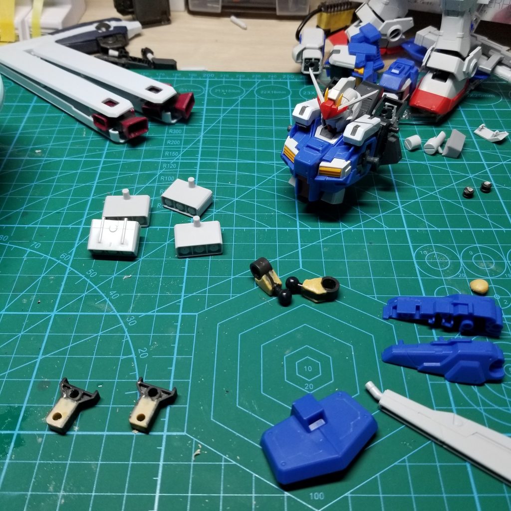 バックパックに付いていたミサイルとビーム兵器と顔横、肩、脚に付いてるミサイルはネオジム磁石で固定しています。