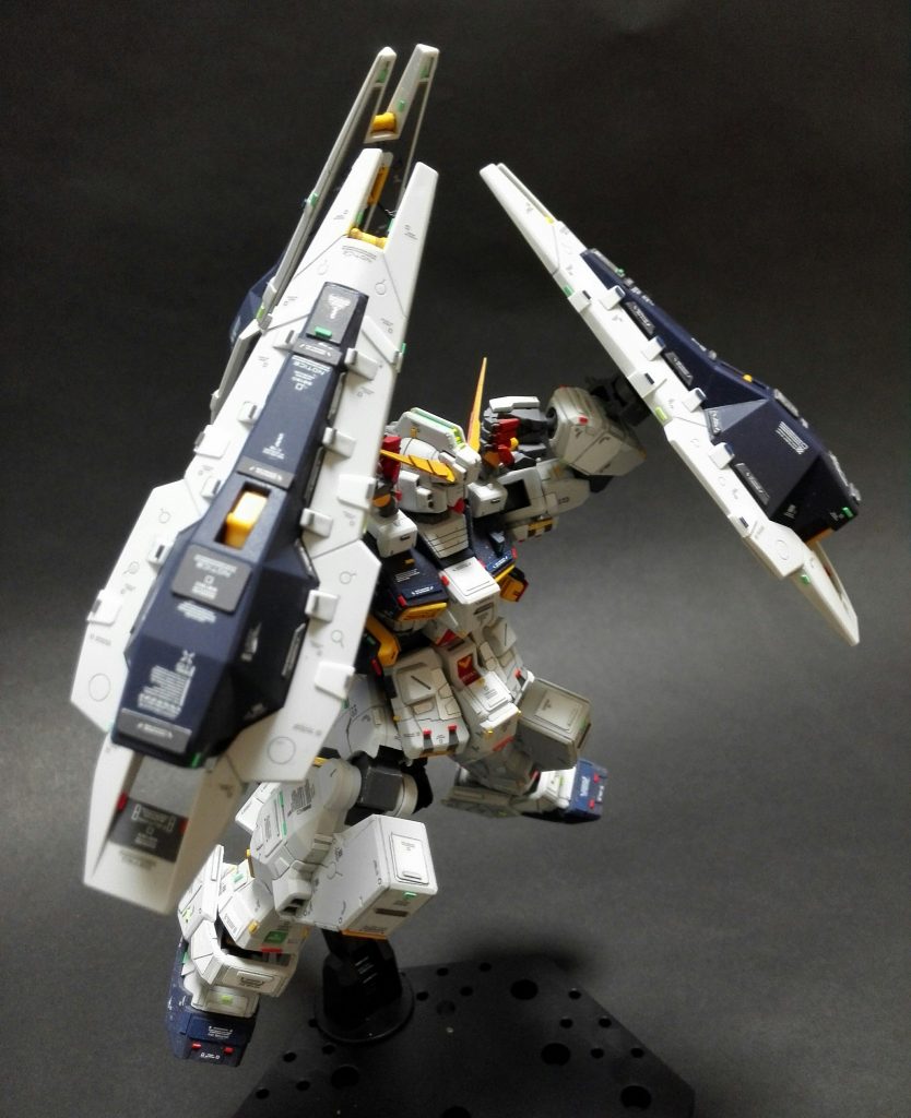 こちらのポージングは各所が干渉し合うので、塗装やディテールが剥がれ落ちそうでかなりヒヤヒヤしながらの撮影で思い出すだけでも心臓に悪いです。