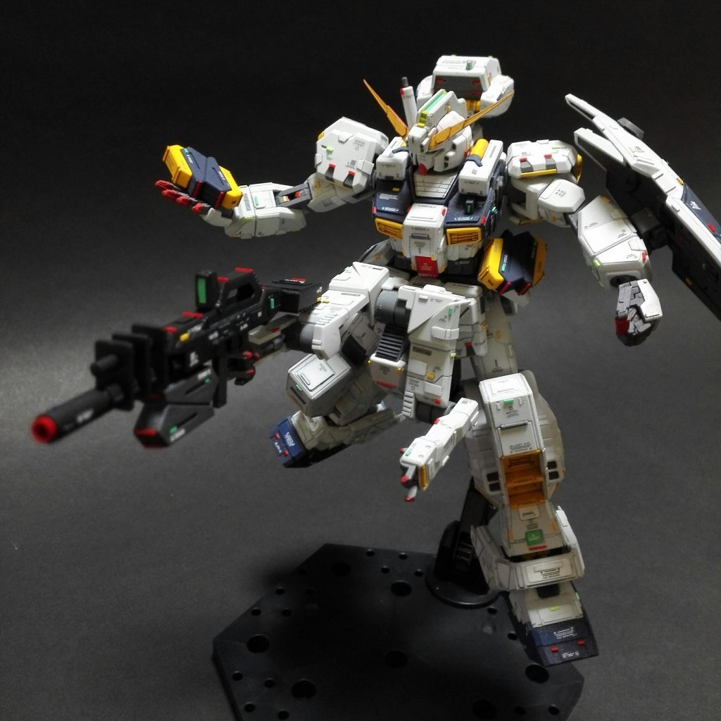 まずはサブ・アーム・ユニットとジム用シールドを装備したヘイズル改(サブ・アーム・ユニット装備状態)。名前からするとそのままですが私にとっては新鮮です(笑)。