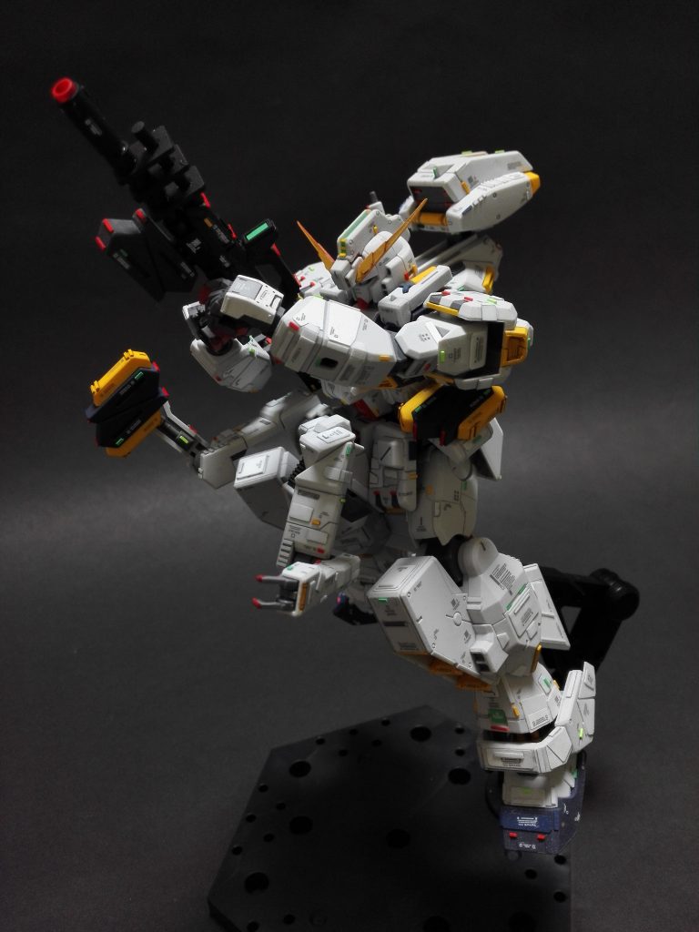 ビーム・ライフルを両手持ちさせて、サブ・アーム・ユニットでエネルギー・パックの交換に備えているようなイメージです。