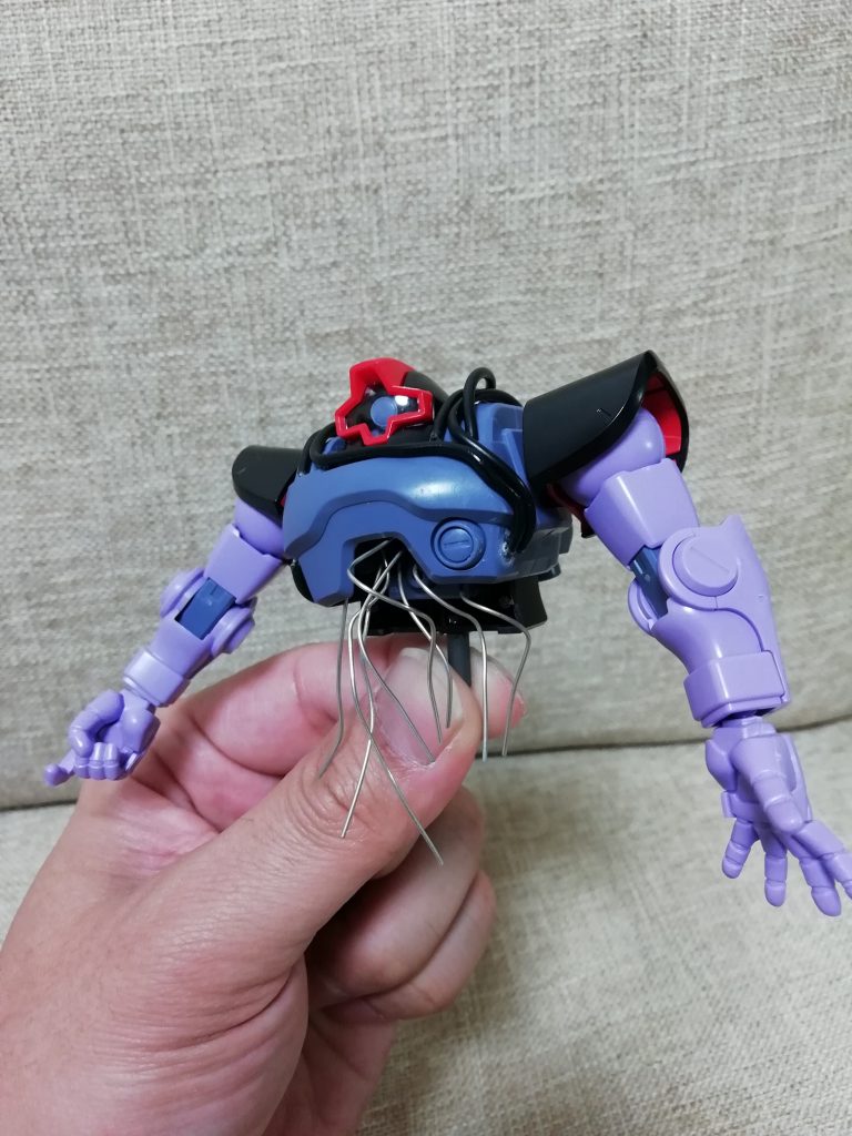 ・パイプのガイドとして腰部にワイヤー線を通しています。