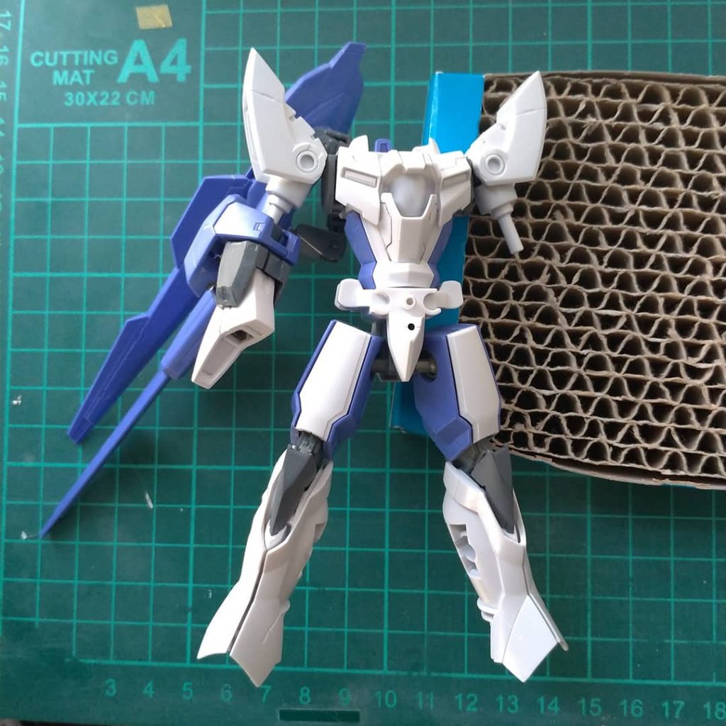 ラジエルで力尽きていたので、工作は少しスジ彫りを追加しただけです。
塗装にはパープルのみキャンディ塗装気味にクリアーを重ねています。