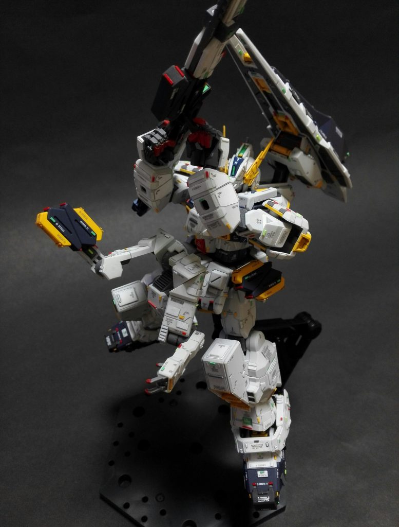 名称の通りですがアドバンスド・ヘイズルと良く似てますね。違いはブースター・ポッドとロングブレード・ライフル、カラーリングくらいでしょうか(笑)。