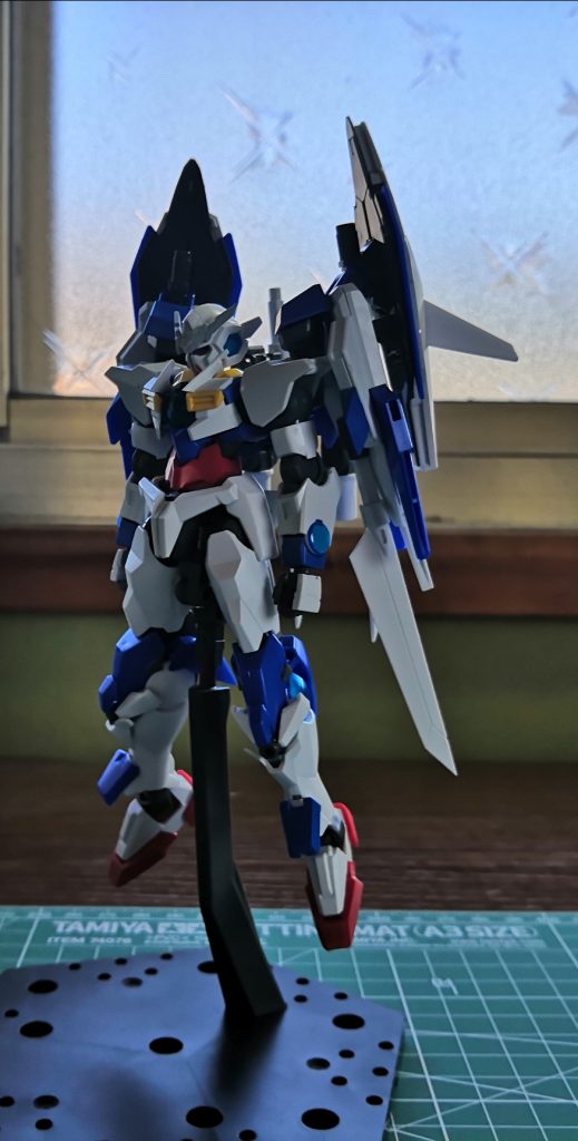 塗装前のガンダムレーヴィスです。この頃はまだパーツも少なく、あまり手の凝ったこともやってませんが、色は明るめで、こちらのカラーリングも悪くないですね。むしろこっちの方が良かったかもしれませんが、銀髪女性ダイバーが駆る機体として白やグレーといったシンプルな色で纏めたかったのです……