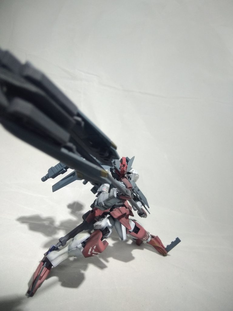 メイン武装で特別装備のバタフライこの機体最大の武装でメイスとしても使えて更に刀身のパーツにはバルバトスなどに使われてる太刀の金属と同じものを採用しており