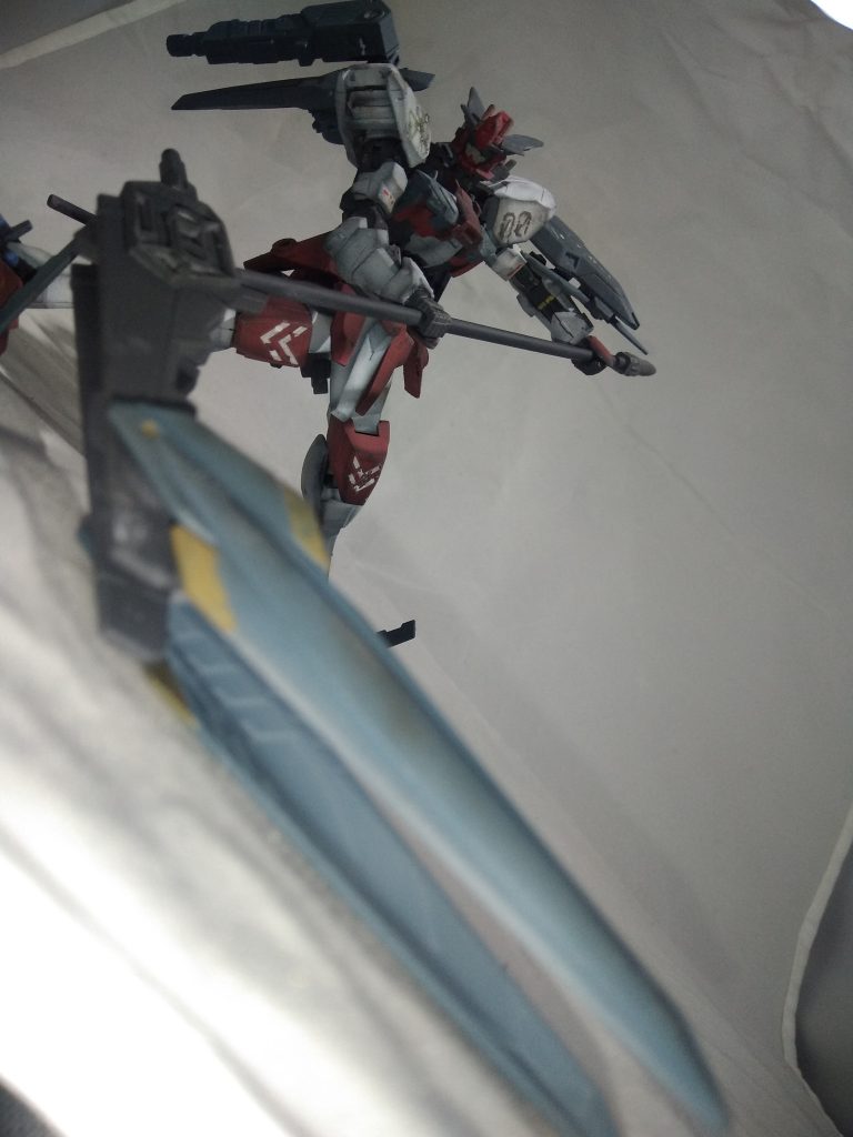 バタフライナイフのように展開する事で鎌になりモビルアーマーのフレームなどを切る事ができる