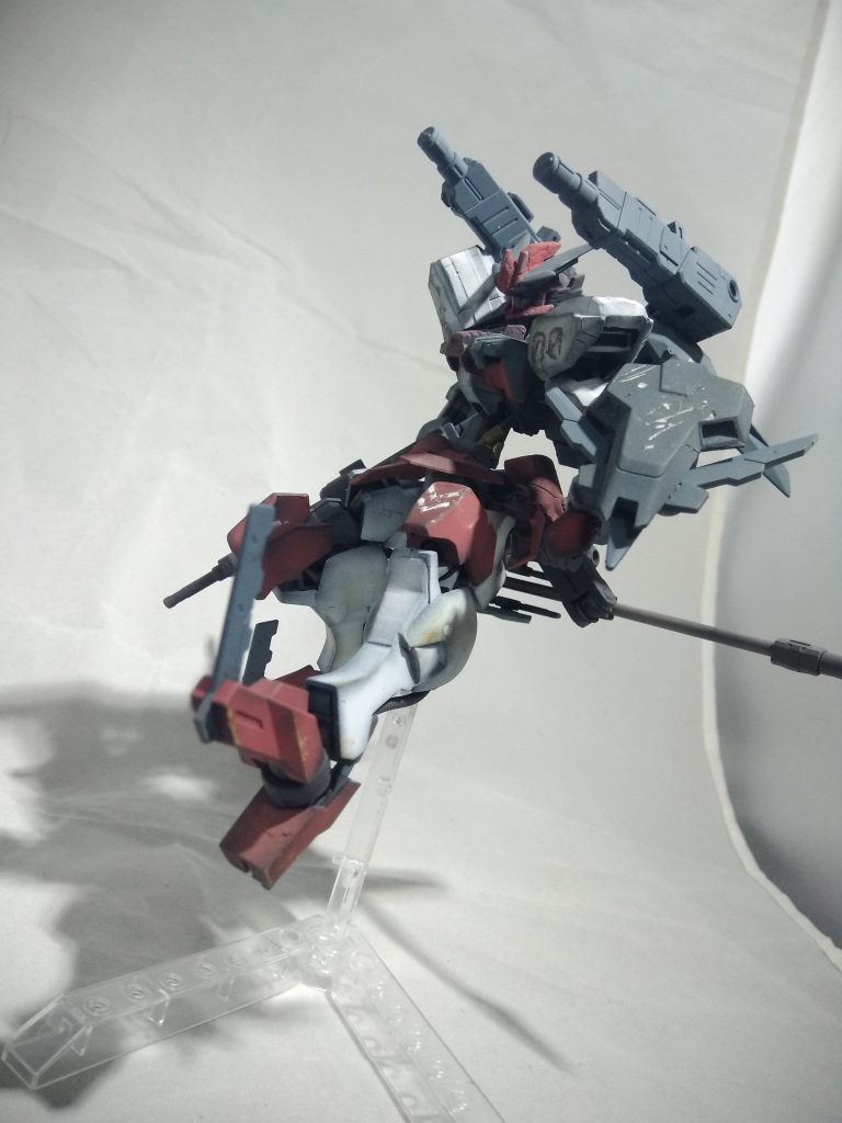 エイハブリアクターから直結でエイハブ粒子を巻く散布し相手の動きを擬似重力発生させたりし遅くしたり拘束用武装として使われ応用としてエイハブウェーブを発生させたりして通信機器などを利用不可を広範囲に行うことが出来ます