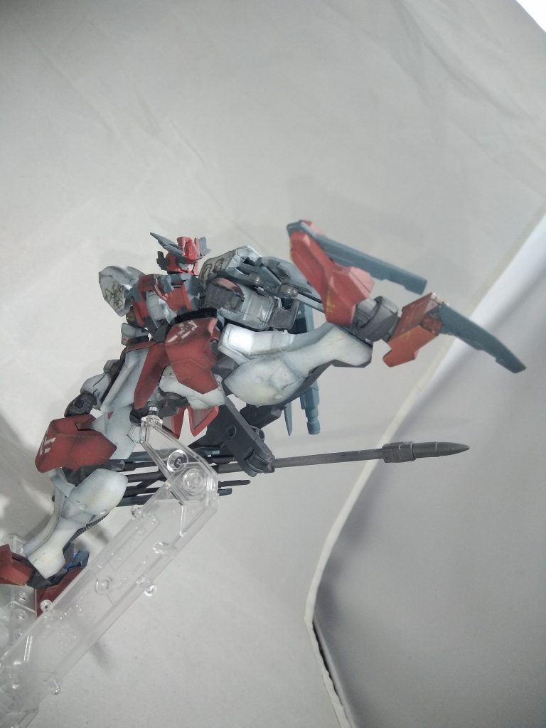 足にはハンターエッジが付いており
この装甲は元は残された1部装甲であり一時期はヴィダールにリペイントされ使われていたがこの機体に戻された物である