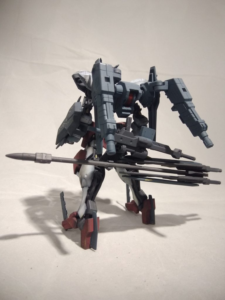 背面の腰には武装ラックがあります