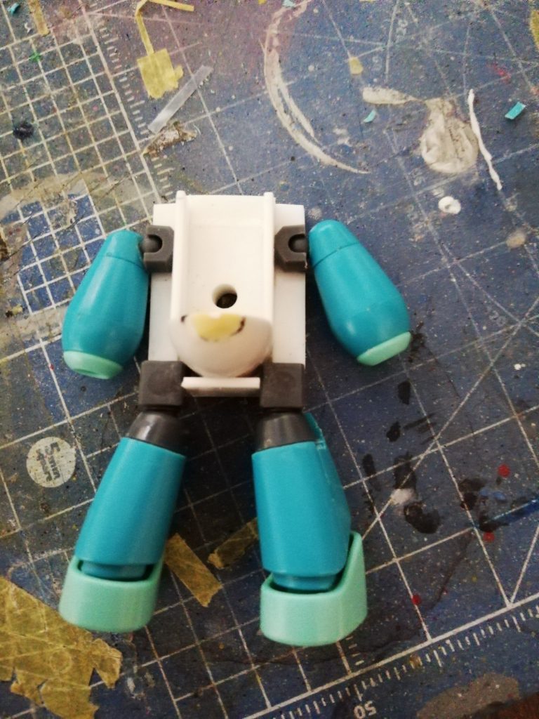 胴体の製作過程。
腕は胴体側にバインダーガン付属のボールジョイント受け小を入れて腕側にボールジョイント小を接続して可動させてます。
脚は胴体との接続部分にコトブキヤのジョイントセットBの小ボールジョイント受けを入れて胴体側の小ボールジョイントと接続してます。