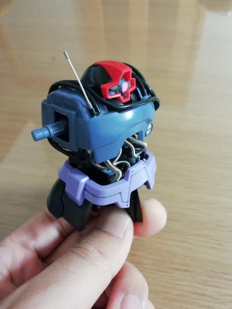 ・肩、腰、足部にパイプを這わせメカっぽさを表現しました。
・また肩部にアンテナを作成。
・腕、腰、足部に簡単ではありますがスジボリを加えています。