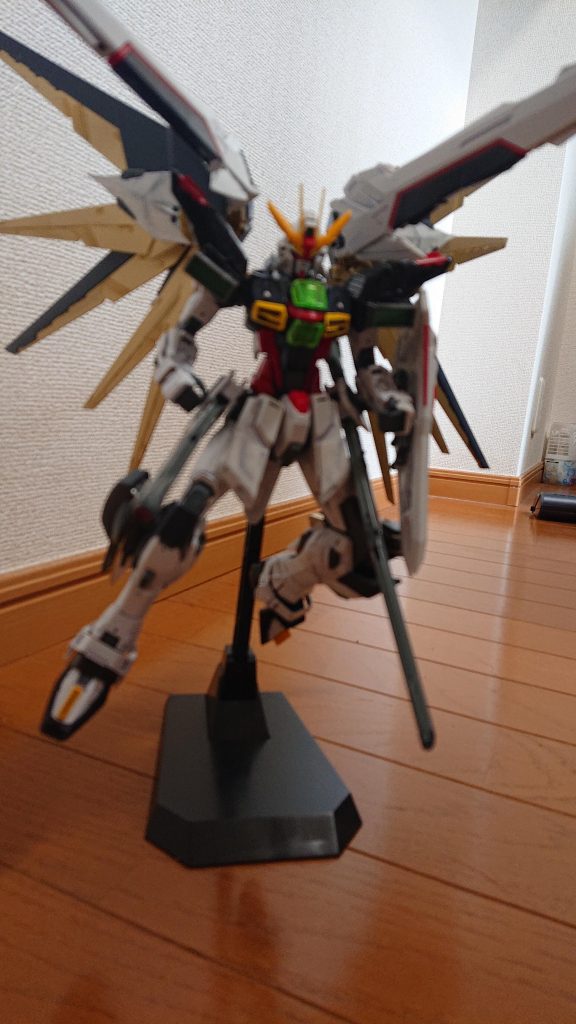 まー、なかなかイメージ通りにはできたかな？レール砲先端とフロントアーマーがフラフラするのでポーズ付けに苦戦。
固いポーズしかできず無念。
塗装はげないか、羽の可動もおそるおそるです。

※よく見たらぼやけてますね😅