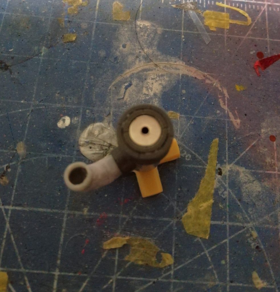 蛇口パーツ。
水の出る部分はパイプで空洞にしてあります。
底にネオジム磁石を仕込んで頭部オブジェと交換可能にしてます。