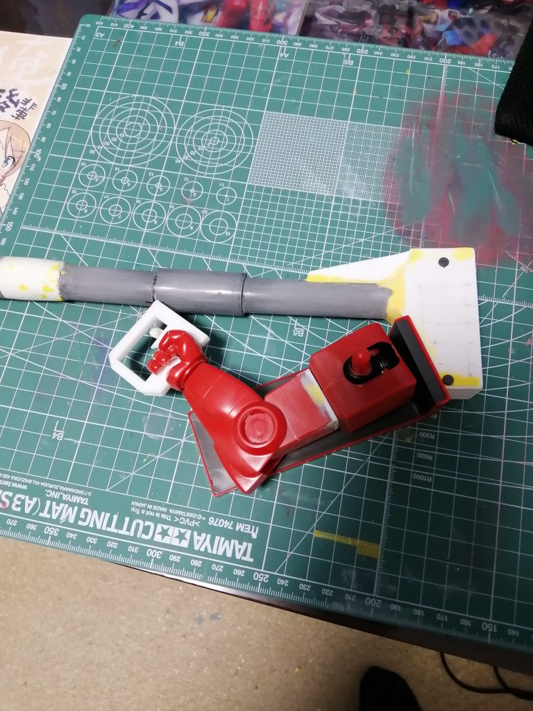 バズーカは塩ビパイプとプラ板で製作。
そのままでは肩に担げないと思い、グリップを最初から斜めにしています。