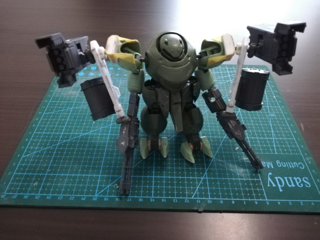 武装用バインダーはプラバンで作成しています。足の増設は、マン・ロディのキットである宇宙の足を加工しています。