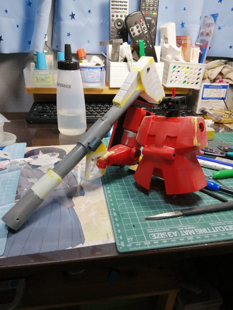 肩のハの字加工を生まれて初めてやりました。
バズーカのスコープは1/144のHGUCザクのバズーカのぶった切って円筒形パーツとしています。