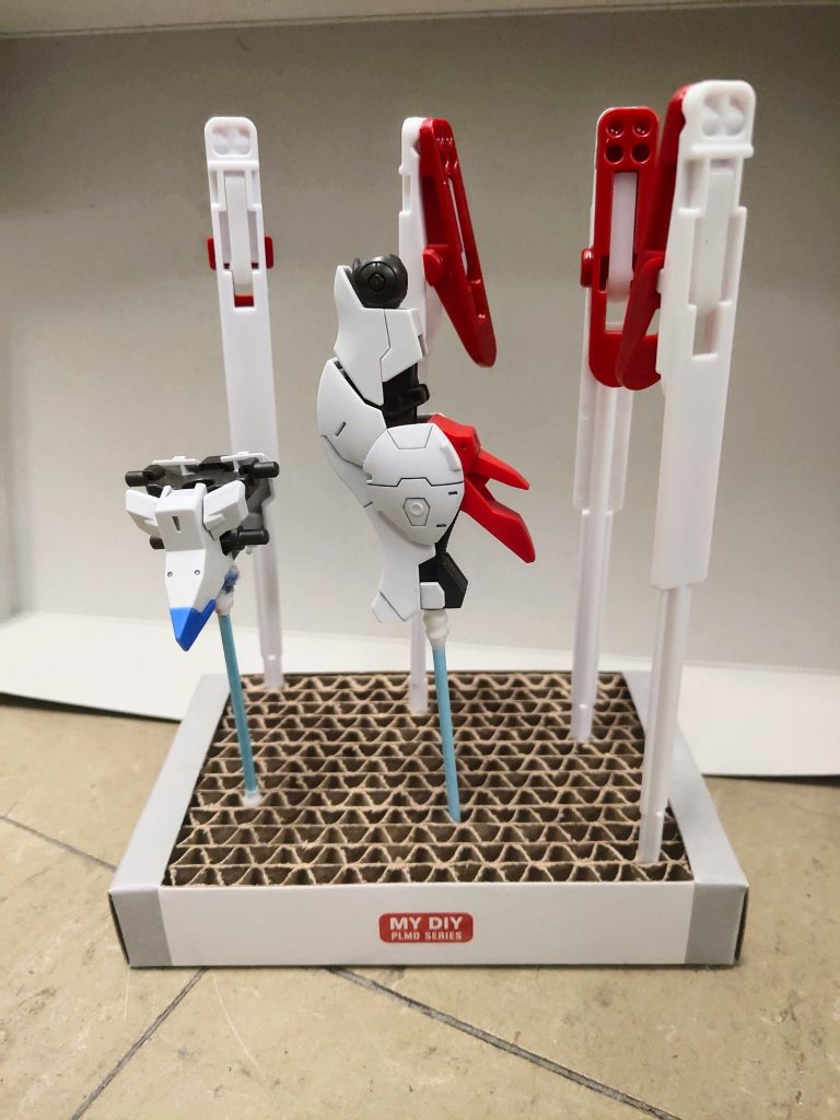 100均の土台と洗濯バサミでスプレーしてます。あ、これは綿棒を突っ込んでました。