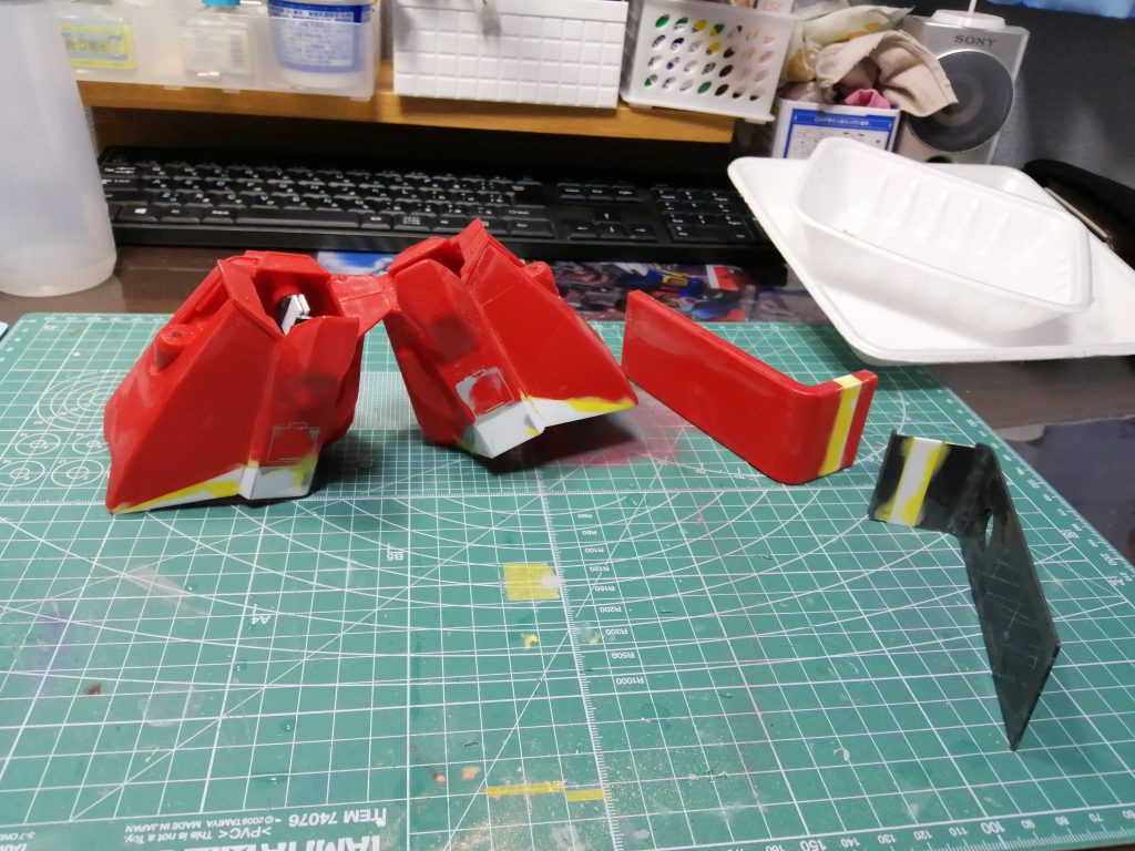 脚のアーマーの延長工作と、シールドの延長工作です。
アンクルアーマーの接着位置がしっくりこず、無理やり瞬着で固定させてます。