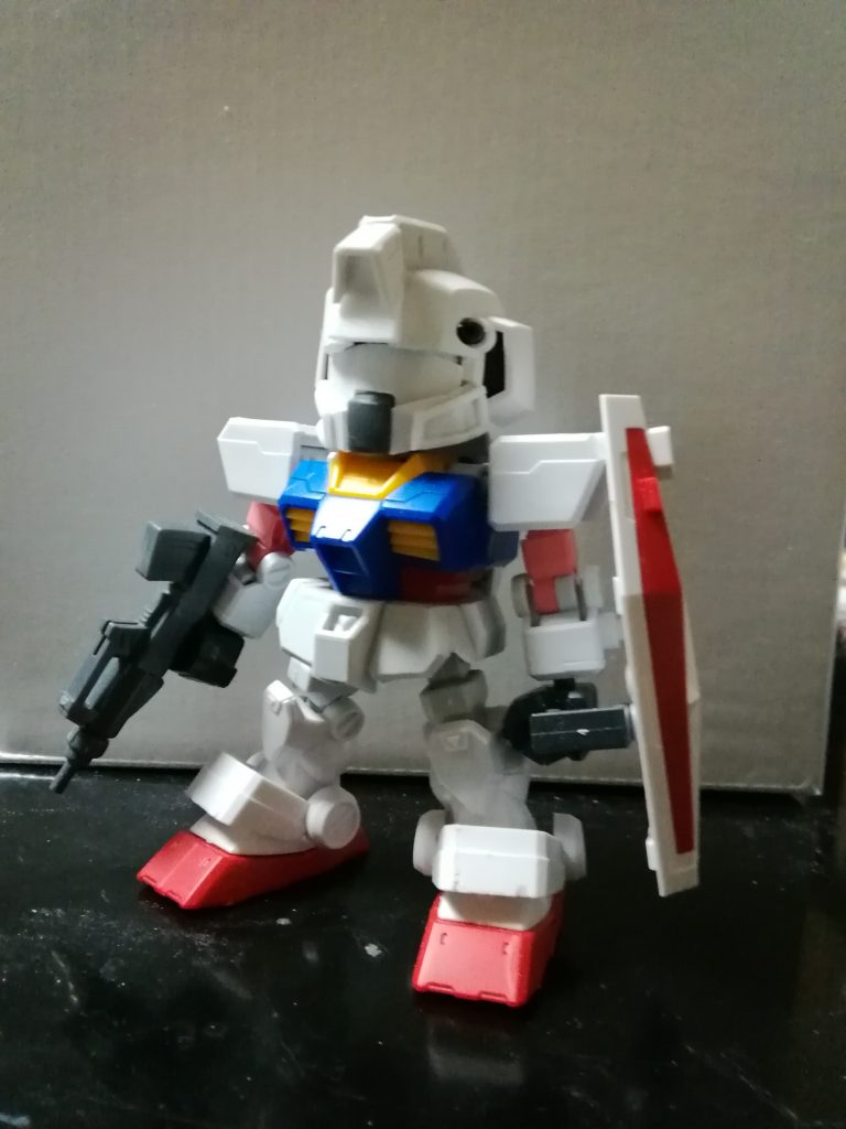 頭部はSDCSゼータガンダムを基軸に、髷部をSDCS陸戦型ガンダムの物に取り替えてます。他、口元と、耳の丸モールドはCSフレームのジムヘッドから流用。足りない部分はプラ材で継ぎ足ししています。