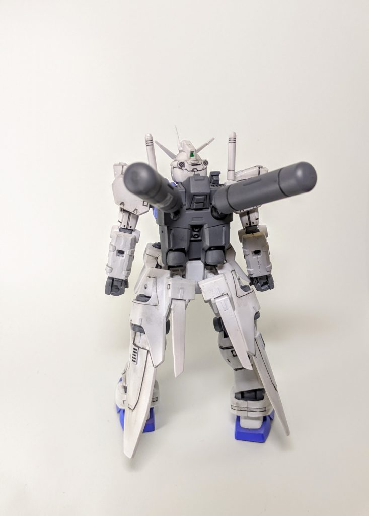 改造した部分は一部で腰をステイメンのものに変え後ろバックパックにリックドムⅡのプロペラントタンクを増設。そしてフロントアーマーにチョバムアーマーを胴体右側のセンサーをハイパーバズーカ改のカメラに変えました。それなりに存在しそうな改造だと個人的に満足満足!