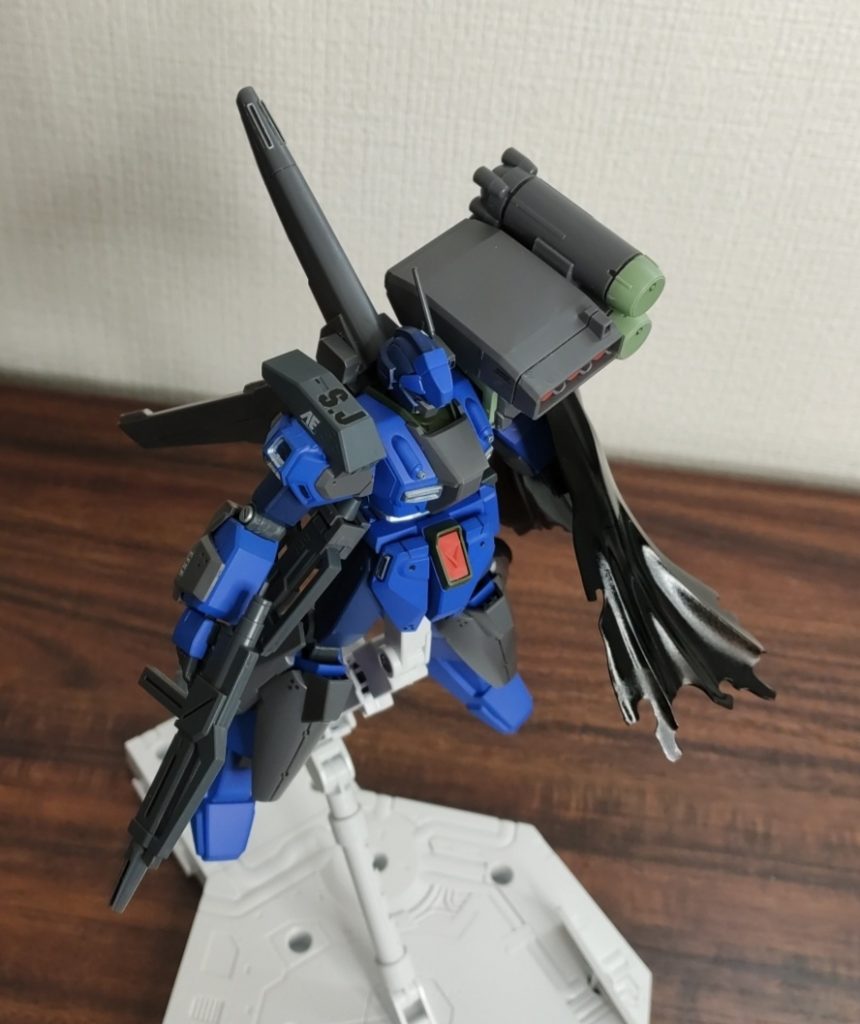 前は紫コスチュームだったので少しパープルが配色してあります。
右肩のS.Jも見どころです。