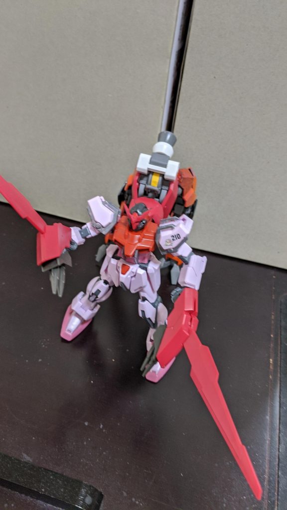 両手に持つブレードには迫撃砲が搭載されており、遠距離攻撃もできます。しかし弾数は左右合計４発しかないのでだいたい戦闘序盤に使い切ります。