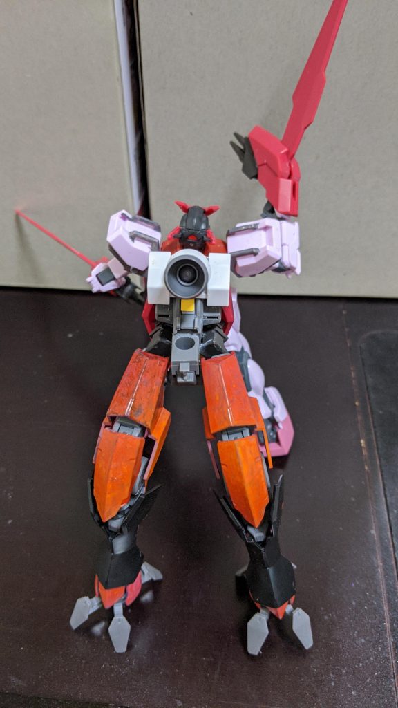 エニグマストライカーにはグレイズアインの脚だけでなく、エイハブリアクターも使用されており、本体の動力に依存せず高い出力が出せます。