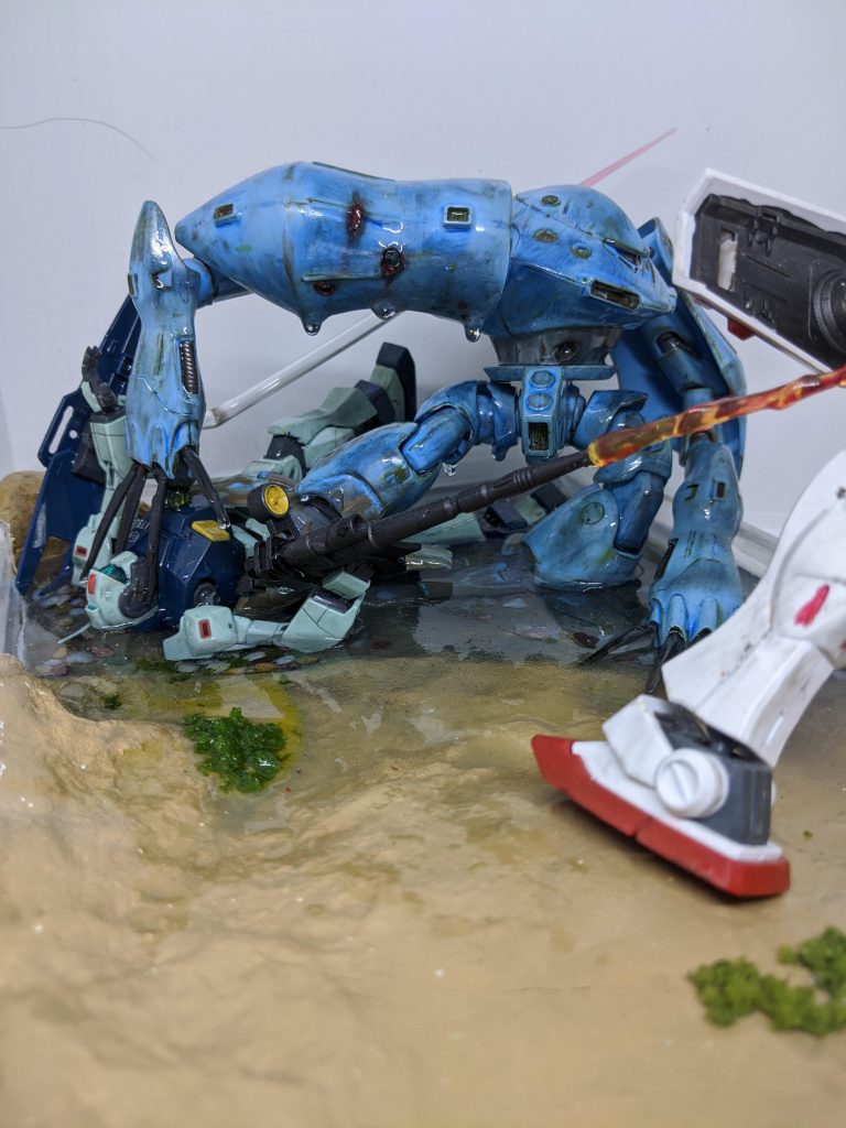 ハイゴッグによる突然の襲撃を受け、ビームライフルで応戦するも、押し倒されゼロ距離でビームキャノンを撃たれコックピットを破壊されたネモ