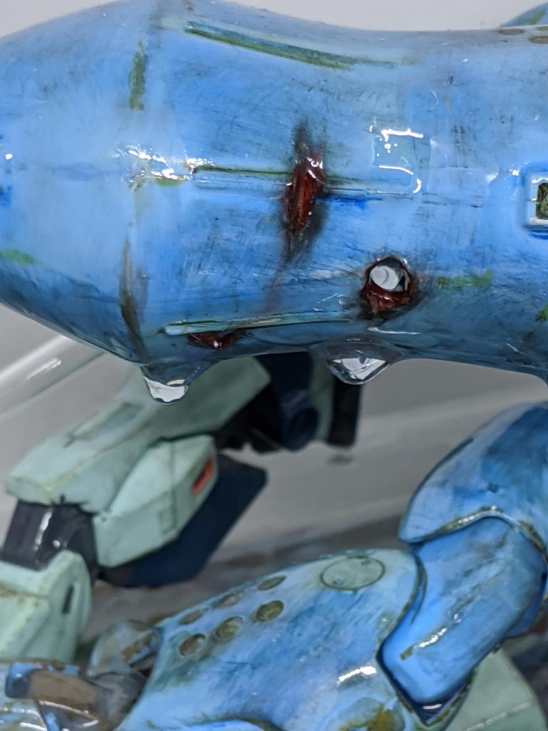 ネモとの交戦した際にビームライフルの銃痕と川の水しぶき