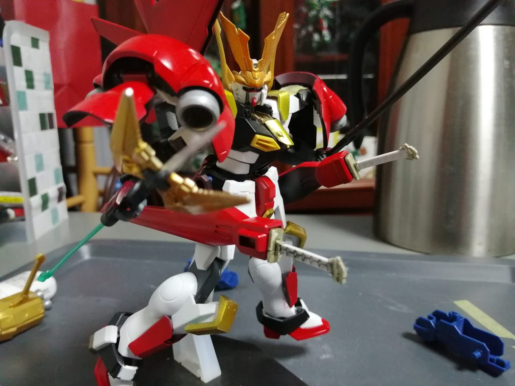 背面のウィングは、最初V2のように縦向きレイアウトにしていました。スマートではあるものの武者っぽさが今ひとつなため、最終的にはアピールショットのように横向きに配置することに。