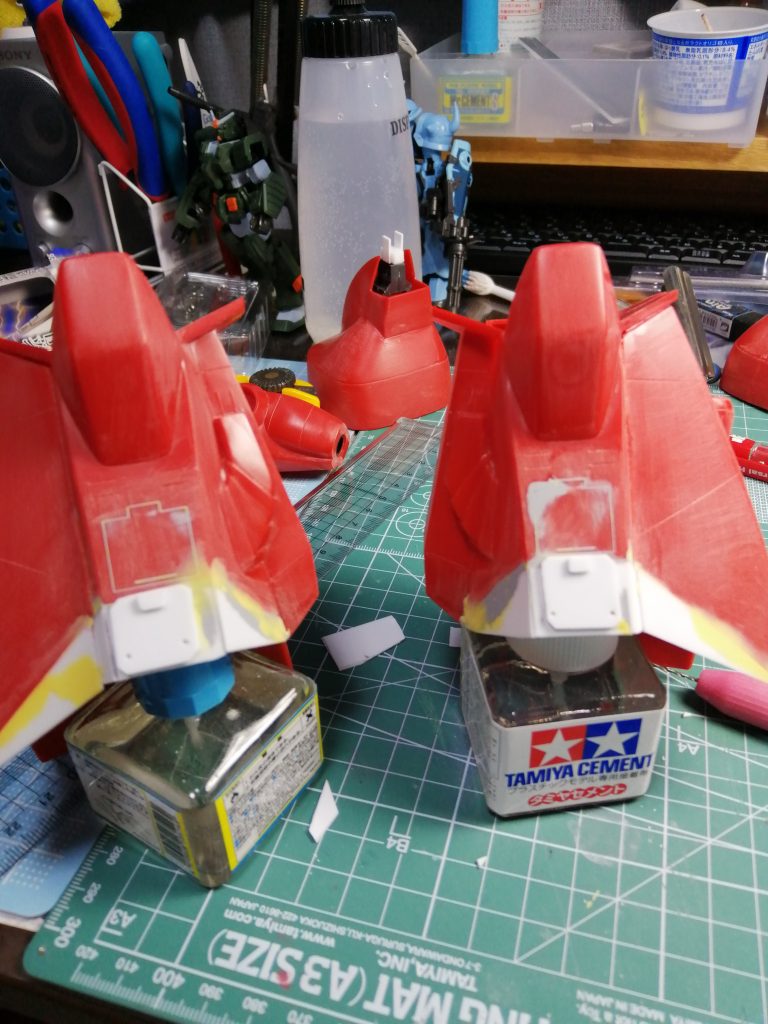 脛は延長して間延びしたので、ハッチを自作して貼り付けました。